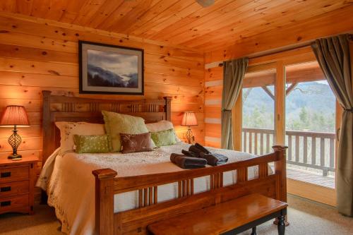 1 dormitorio con 1 cama en una cabaña de madera en About Time en Vilas