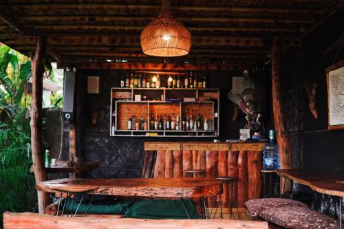 Ο χώρος του lounge ή του μπαρ στο Bamboo Mount Batur and Hot Spring