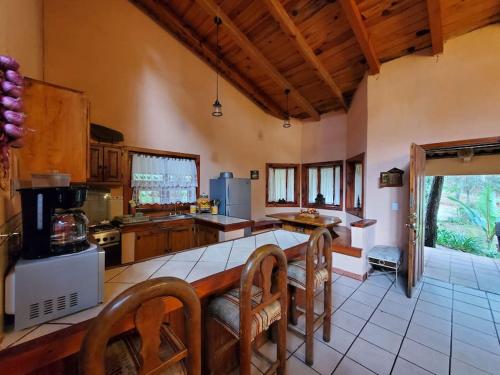 Kuchyň nebo kuchyňský kout v ubytování Cabaña rustica a 1km de cascada