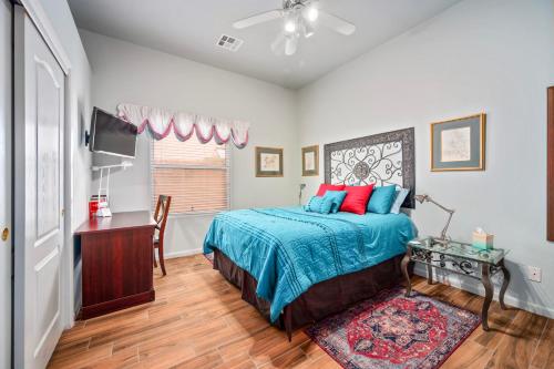 Dormitorio con cama, escritorio y TV en Cozy Casita en Scottsdale