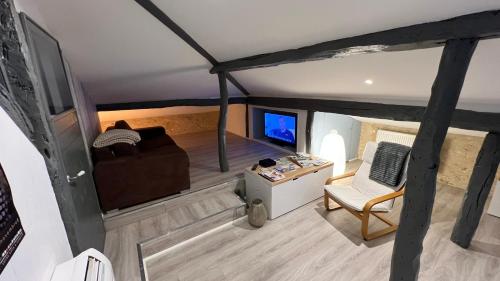 una vista sul soffitto di una camera con letto e TV di Chambre d hôte petit crussac a Mauvezin