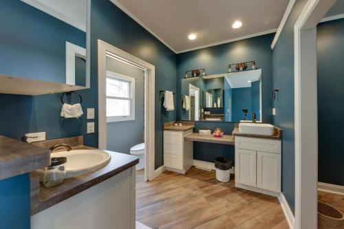 baño con paredes azules, lavabo y aseo en Lake Michigan Vacation Rental with Private Beach!, en Racine