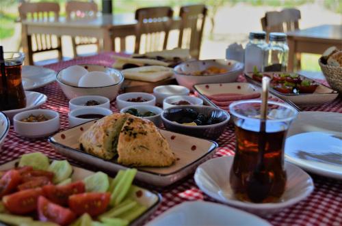 stół z talerzami jedzenia i napojów w obiekcie Le Petit Hotel ve Bağ Evi w mieście Bozcaada