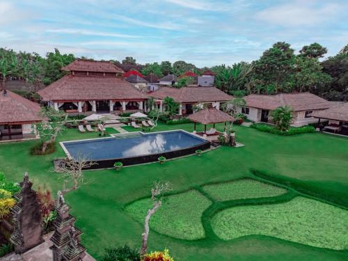 einen Luftblick auf ein Resort mit einem Pool in der Unterkunft The Lotus Residence by Amerta Experience in Tabanan