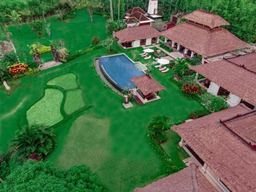 vista aerea di una casa con piscina di The Lotus Residence by Amerta Experience a Tabanan
