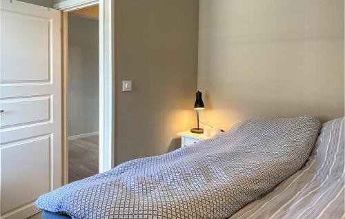 een slaapkamer met een bed en een lamp op een tafel bij Pet Friendly Apartment In Tresfjord With Wifi in Tresfjord
