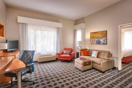 Televisyen dan/atau pusat hiburan di TownePlace by Marriott Suites Elko