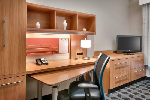 Televisyen dan/atau pusat hiburan di TownePlace by Marriott Suites Elko