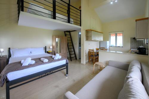 una camera con letto e divano e una cucina di Planet Seaside Apartments a Kalamáta