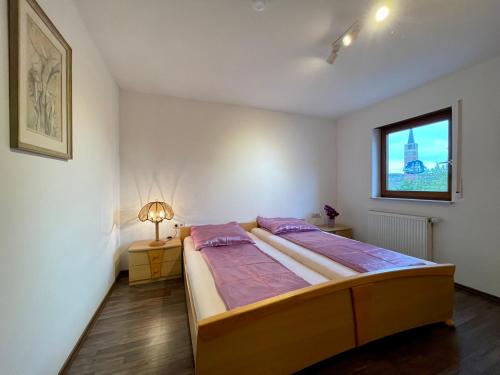 - une chambre avec un lit et une fenêtre dans l'établissement Wunderschönes Apartment in der Goldstadt Pforzheim, à Pforzheim