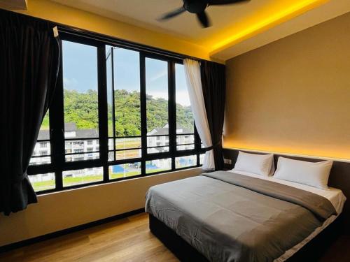 um quarto com uma cama e uma grande janela em LAVIE HOTEL & APARTMENT em Brinchang