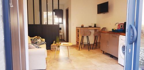 um quarto com uma cozinha e uma sala de estar com uma mesa em Casa em Castirla