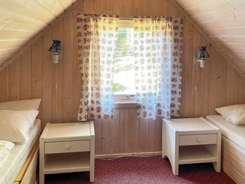 ein kleines Zimmer mit 2 Betten und einem Fenster in der Unterkunft Holiday home HALDEN II in Halden