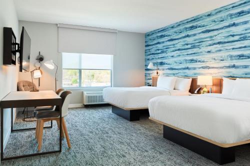 ein Hotelzimmer mit 2 Betten und einem Schreibtisch in der Unterkunft TownePlace Suites by Marriott Hixson in Hixson