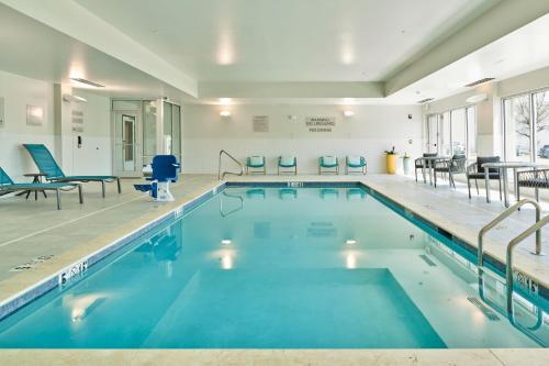 ein Pool mit blauem Wasser in einem Gebäude in der Unterkunft TownePlace Suites by Marriott Hixson in Hixson