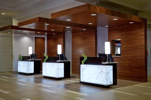 Lobi atau kawasan kaunter penerimaan di Milwaukee Marriott West