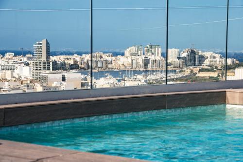 uma piscina com vista para a cidade em Park Heights by the Warren Collection em Msida