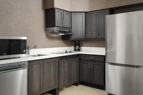 Η κουζίνα ή μικρή κουζίνα στο Residence Inn Mount Olive At International Trade Center