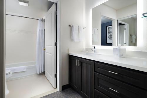 Ένα μπάνιο στο Residence Inn Mount Olive At International Trade Center