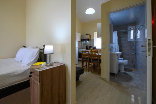 una camera con letto e un bagno con lavandino di Planet Seaside Apartments a Kalamáta