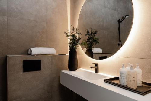 W łazience znajduje się umywalka i lustro. w obiekcie Original Sokos Hotel Koljonvirta w mieście Iisalmi