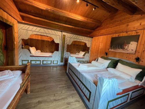 沃戈姆的住宿－Vågåvatnet Feriesenter，小木屋内一间卧室,配有两张床