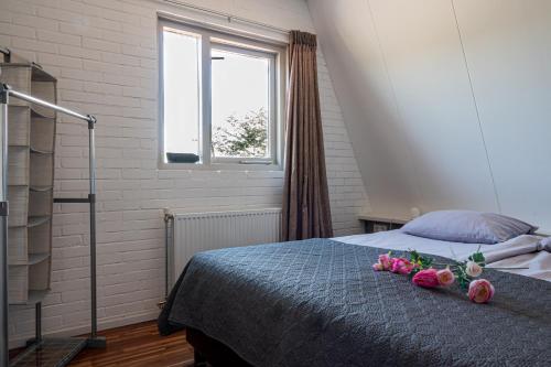 Un dormitorio con una cama con flores. en 4T4 Apartment C, en Egmond aan den Hoef
