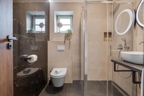 y baño con ducha, aseo y lavamanos. en TEONA Luxury Apartment with 2 rooms and terrace sea view, en Sali