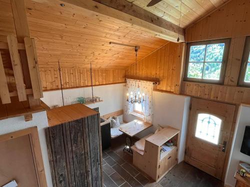 einen Blick über ein Zimmer in einer Holzhütte in der Unterkunft Rossweid Huette in Stans