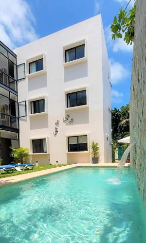 a swimming pool in front of a building at Viento Suites Cancún in Cancún