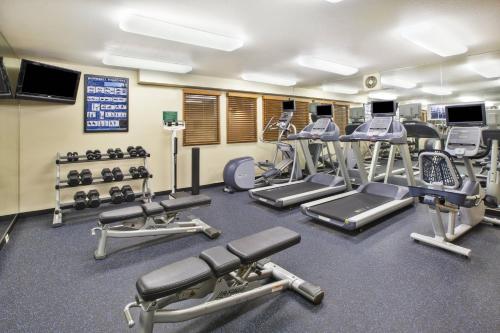 Фитнес-центр и/или тренажеры в TownePlace Suites Detroit Dearborn