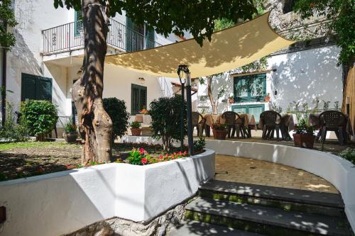 una scala che conduce a un patio con un albero di Villa Fabiana ad Amalfi