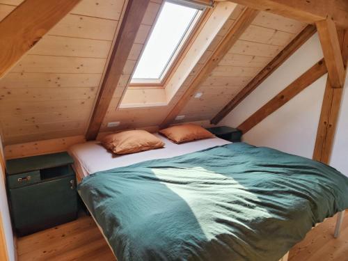 een bed in een tiny house met een raam bij Apartma 10th Mountain, Bovec in Bovec