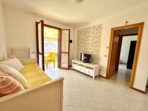 una camera con letto e TV di Sunny terrace apartament a Cavallino-Treporti
