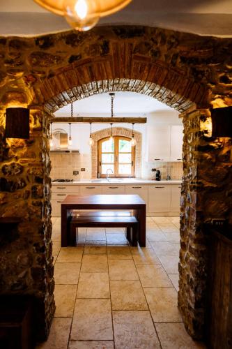 an archway in a kitchen with a table at Villa La Quercia - Garden&Relax in Gavorrano