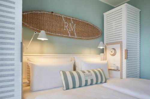 a bedroom with a bed with a white headboard at Beach Apartments Büsum in Büsum