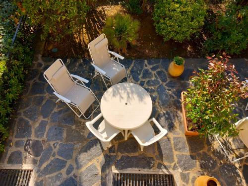 une vue de tête sur une table et quatre chaises dans l'établissement Hôtel Cap Soleil, à Cavalaire-sur-Mer