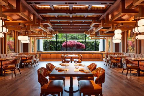 een restaurant met tafels en stoelen en een groot raam bij Marina Bay Sands in Singapore