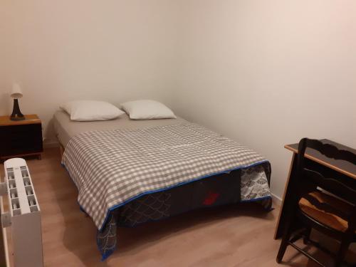 un lit avec deux oreillers dessus dans une chambre dans l'établissement Casa Mia Casa Tua, à Déville-lès-Rouen