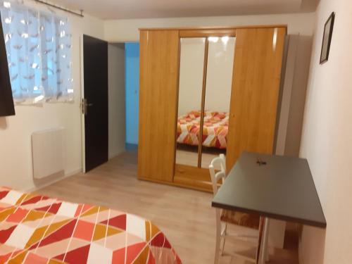 - une chambre avec un lit, une table et une porte dans l'établissement Casa Mia Casa Tua, à Déville-lès-Rouen