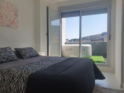 布埃烏的住宿－Alojamiento de relax y romanticismo !，一间卧室设有一张床和一个大窗户