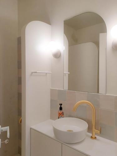 a bathroom with a sink and a mirror at Nama Beach House in rkadiko Chorio