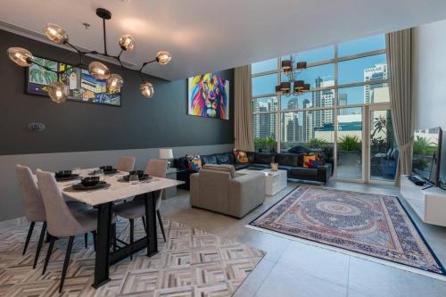 Restaurace v ubytování NEW! Luxurious Loft with Terrace & Top Burj View