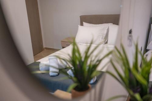 un letto a specchio in una camera da letto di Aurora Apartments - Room 2 a Marmári
