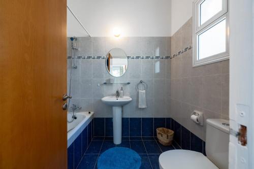 uma casa de banho com um lavatório e um WC em Coral Beach Villa - Coral Bay em Coral Bay