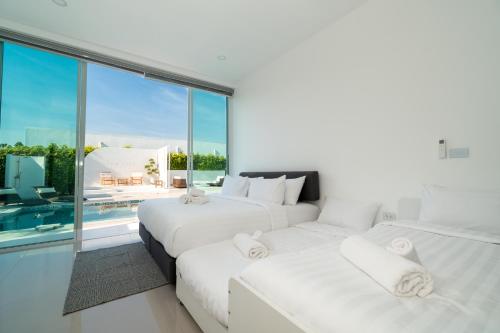 The Stay Huahin - Luxury Private Pool Villa tesisinde bir odada yatak veya yataklar