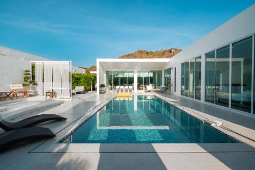 สระว่ายน้ำที่อยู่ใกล้ ๆ หรือใน The Stay Huahin - Luxury Private Pool Villa