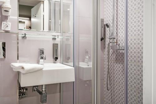 Un baño de Hotel Point