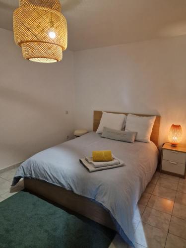 Un dormitorio con una cama con una toalla amarilla. en Chez Marie en Bessan