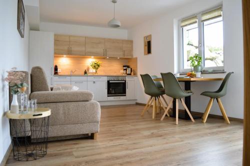 貝旺的住宿－Alpenflair，厨房以及带沙发和桌子的客厅。